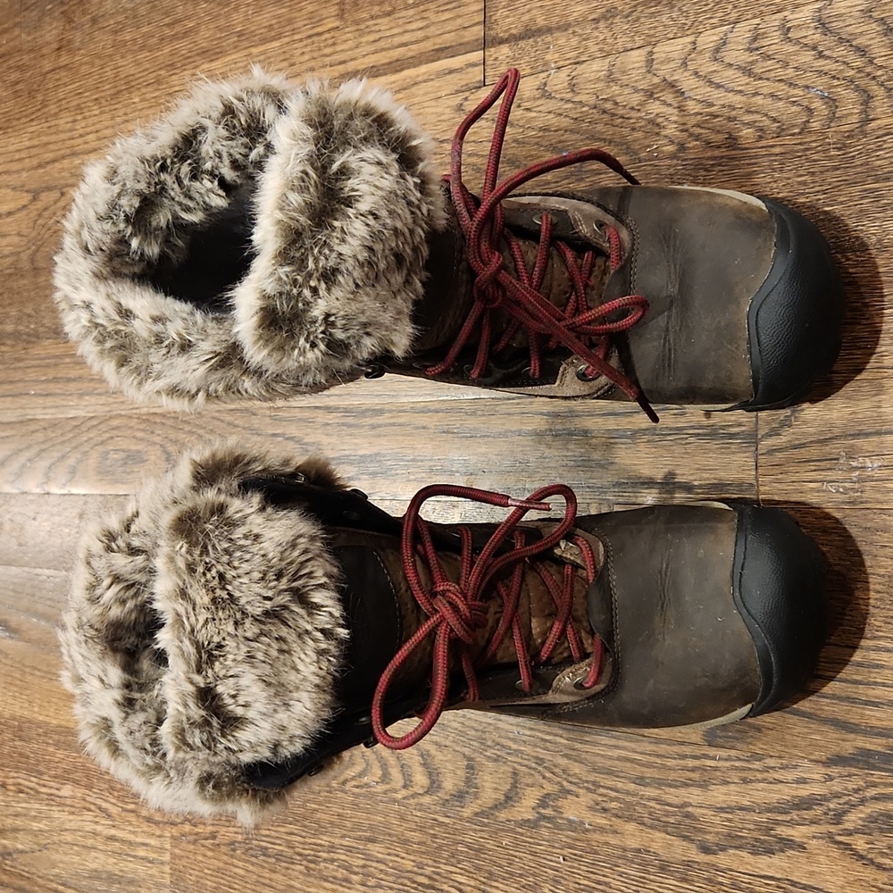 Donated - Used - Keen warm snow boots with fur shell back size 7